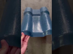 Vertoning van de synthetische tegels van het harsdak